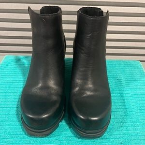Black leather Sorrel size 6